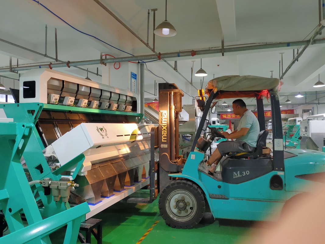 8 Chutes 512 Channels Red Quinoa Oat Grain Sorter Machine For Remove Dislike Color